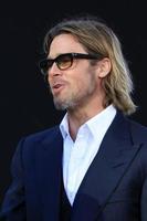 los angeles, sep 19 - brad pitt llega al estreno mundial de moneyball en el paramount theater of the arts el 19 de septiembre de 2011 en oakland, ca foto