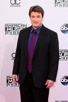 los angeles, 23 de noviembre - nathan fillion en los 2014 american music awards, llegadas al teatro nokia el 23 de noviembre de 2014 en los angeles, ca foto