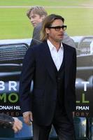 los angeles, sep 19 - brad pitt llega al estreno mundial de moneyball en el paramount theater of the arts el 19 de septiembre de 2011 en oakland, ca foto