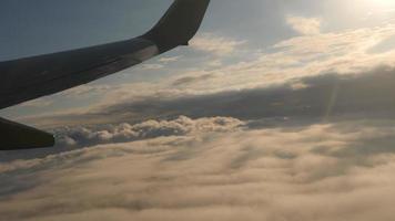 das Flugzeug fliegt durch Wolken, Blick aus dem Bullauge der Kabine. video