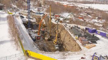 novosibirsk, federación rusa 14 de marzo de 2021 - vista superior del sitio de construcción. el edificio está en construcción, la etapa de colocación de los cimientos. equipo de construcción y trabajadores en el sitio video