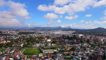 paisagem na cidade de da lat city, o vietnã é um destino turístico popular. cidade turística no vietnã desenvolvido. video