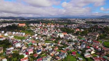 paesaggio nella città di da lat city, il vietnam è una popolare destinazione turistica. città turistica nel vietnam sviluppato. video