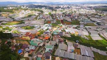 landschaft in der stadt da lat city, vietnam ist ein beliebtes touristenziel. Touristenstadt im entwickelten Vietnam. video