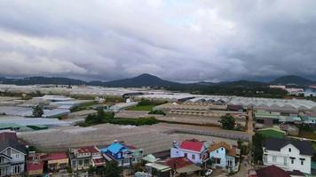 paisagem na cidade de da lat city, o vietnã é um destino turístico popular. cidade turística no vietnã desenvolvido. video