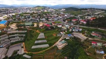 paesaggio nella città di da lat city, il vietnam è una popolare destinazione turistica. città turistica nel vietnam sviluppato. video