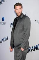 los angeles, 8 de agosto - liam hemsworth llega al estreno de paranoia los angeles en el gremio de directores de america el 8 de agosto de 2013 en los angeles, ca foto