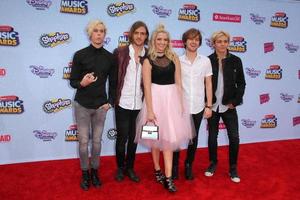 los angeles, 25 de febrero - r5, riley lynch, ross lynch en los radio disney music awards 2015 en el teatro nokia el 25 de abril de 2015 en los angeles, ca foto