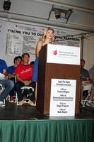 los angeles, 1 de octubre - stefanie scott llegando a la luz de la caminata nocturna de hollywood 2011 en los estudios sunset gower el 1 de octubre de 2011 en los angeles, ca foto