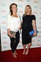 los angeles, 27 de julio - michaela mcmanus, junio diane raphael en el evento de subir el listón para terminar con el parkinson en el punto de laurel el 27 de julio de 2016 en studio city, ca foto