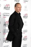 los angeles, 11 de noviembre - ralph fiennes en la proyección de la mujer invisible en afi fest en el teatro chino tcl el 11 de noviembre de 2013 en los angeles, ca foto