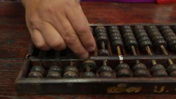 chinese abacus is een rekentool die voornamelijk in delen van Azië wordt gebruikt voor het uitvoeren van rekenkundige processen. het telraam was in gebruik eeuwen vóór de goedkeuring van het geschreven moderne cijfersysteem. video