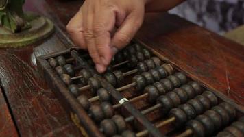 chinese abacus is een rekentool die voornamelijk in delen van Azië wordt gebruikt voor het uitvoeren van rekenkundige processen. het telraam was in gebruik eeuwen vóór de goedkeuring van het geschreven moderne cijfersysteem. video