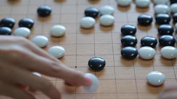 go board, jeu de société de stratégie traditionnel chinois. video