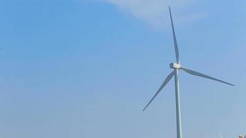 windenergieturbines zijn een van de schoonste, hernieuwbare energiebronnen. video