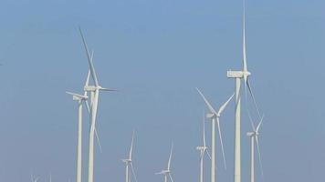 windenergieturbines zijn een van de schoonste, hernieuwbare energiebronnen. video