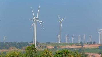 windenergieturbines zijn een van de schoonste, hernieuwbare energiebronnen. video