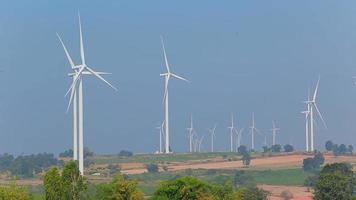 windenergieturbines zijn een van de schoonste, hernieuwbare energiebronnen. video