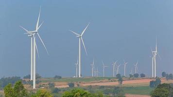 Las turbinas de energía eólica son una de las fuentes de energía eléctrica renovable más limpias.