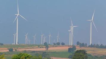 Las turbinas de energía eólica son una de las fuentes de energía eléctrica renovable más limpias. video