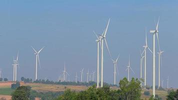 windenergieturbines zijn een van de schoonste, hernieuwbare energiebronnen. video