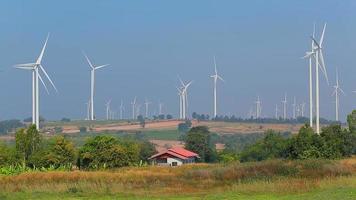 windenergieturbines zijn een van de schoonste, hernieuwbare energiebronnen. video