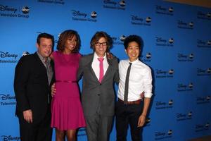 los angeles, 4 de agosto - lenny venito, toks olagundoye, simon templeman, tim jo llega a la fiesta abc summer 2013 tca en el beverly hilton hotel el 4 de agosto de 2013 en beverly hills, ca foto