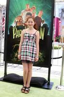 los angeles, 5 de agosto - emma kenney llega al estreno de paranorman en universal citywalk el 5 de agosto de 2012 en universal city, ca foto