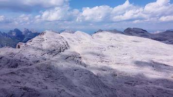 cime delle montagne con nuvole di passaggio video