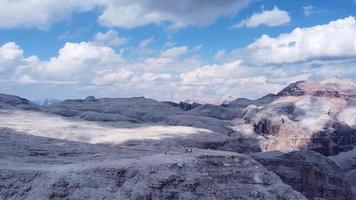 picos de montañas con nubes pasajeras video