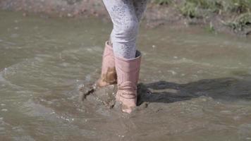 enfants qui courent dans les flaques d'eau video