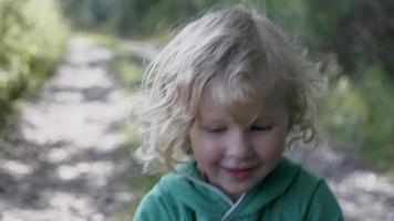 niña sonriendo y caminando video