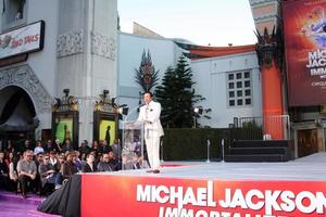 los angeles, 26 de enero - smokey robinson habla en la ceremonia inmortalizada de huellas de manos y huellas de michael jackson en el teatro chino graumans el 26 de enero de 2012 en los angeles, ca foto