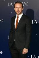 los angeles, 6 de diciembre - ryan gosling en el estreno mundial de la la land en el teatro del pueblo el 6 de diciembre de 2016 en westwood, ca foto