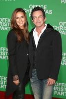 los angeles, 7 de diciembre - lisa ann russell, jeff probst en el estreno de la fiesta de navidad de la oficina en el teatro del pueblo el 7 de diciembre de 2016 en westwood, ca foto