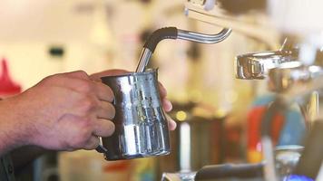 närbild kaffe förbereder i vit keramisk kopp från automatisk kaffebryggare. video
