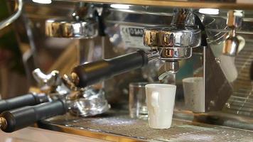 närbild kaffe förbereder i vit keramisk kopp från automatisk kaffebryggare. video