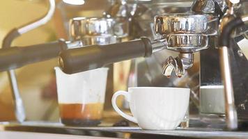 cierre la preparación del café en una taza de cerámica blanca de una cafetera automática. video