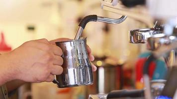 close-up koffie bereiden in witte keramische beker van automatische koffiezetapparaat machine. video