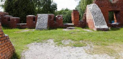 the ruins of an old building photo