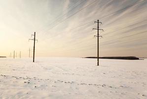 Línea eléctrica. invierno foto