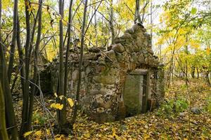 the ruins of an old building photo