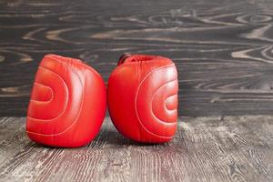 guantes de boxeo rojos nuevos foto