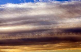 el cielo durante la puesta de sol foto