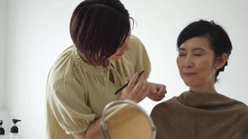 mujer haciendo maquillaje video