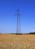 líneas eléctricas - las líneas de alta tensión de transferencias eléctricas que se encuentran en un campo agrícola foto