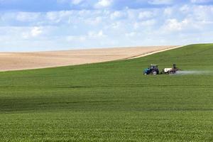 tractor en el campo foto