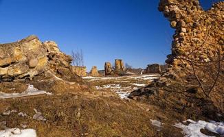 ruinas de la fortaleza - ruinas de la fortaleza ubicada en el pueblo de krevo, bielorrusia foto