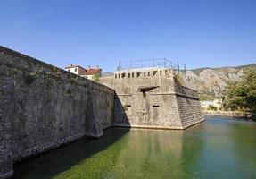 fortaleza - parte de un muro de la fortaleza ubicada en la ciudad de kotor, montenegro foto