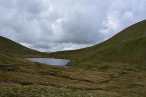 colinas que rodean grisdale tarn en inglaterra foto